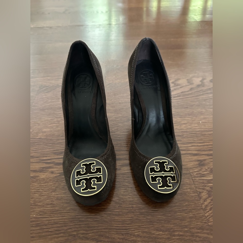 Tory Burch Brown Suede Logo Round-Toe Pumps